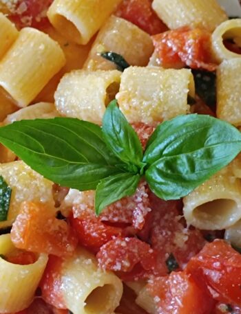 pasta-pomodorini-freschi -e-basilico-ricetta