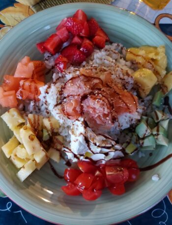 poke-bowl-di-salmone-e-frutta-ricetta