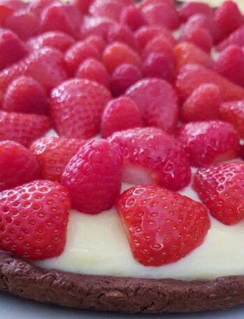 crostata-al-cacao-con-crema-e-fragole-ricetta