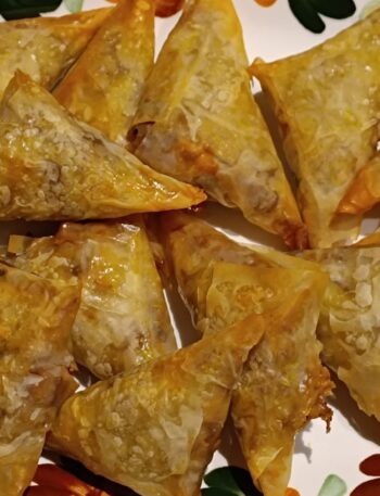 triangolini-di-pasta-fillo-rape-e-prugne-ricetta