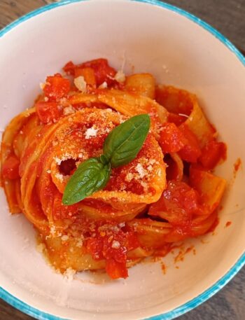 pappardelle-al-sugo-speziato-ricetta